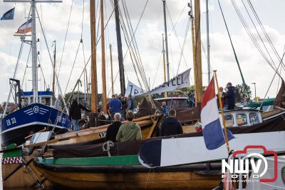 Tientallen boot bezitters blokkeren haven uit protest tegen mogelijk nieuwe brug over het havenkanaal Elburg. - © NWVFoto.nl